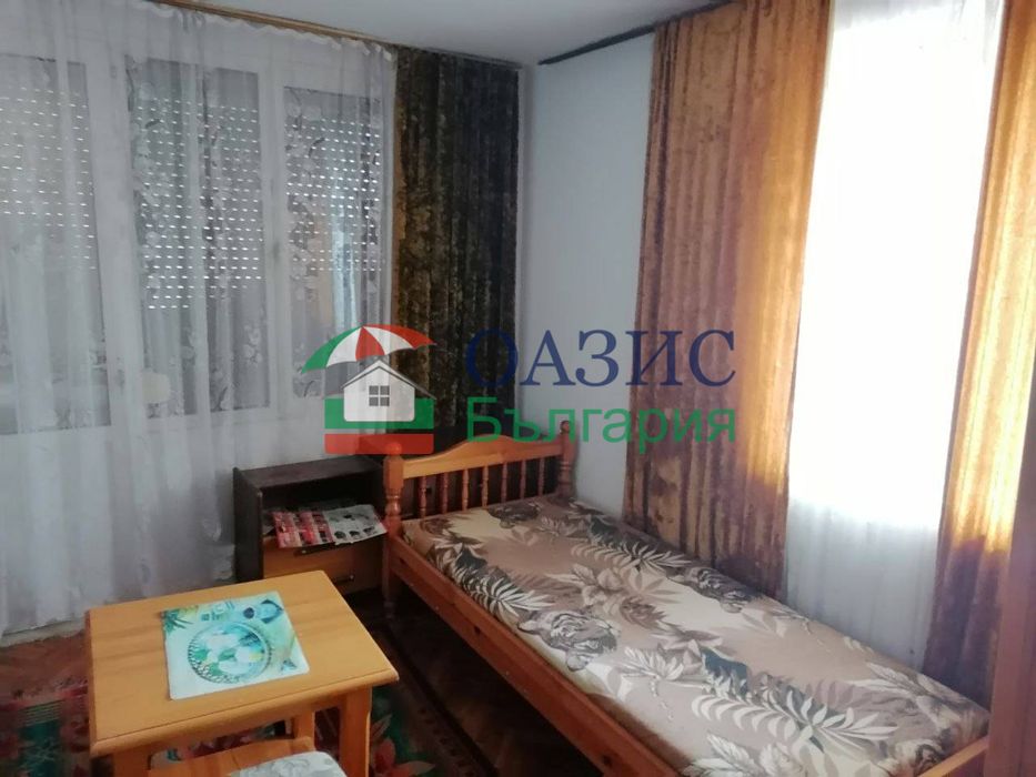 Къща на 3 етажа 252 кв. м.+двор 690 кв. м.+два гаража,център Свети Влас,България,