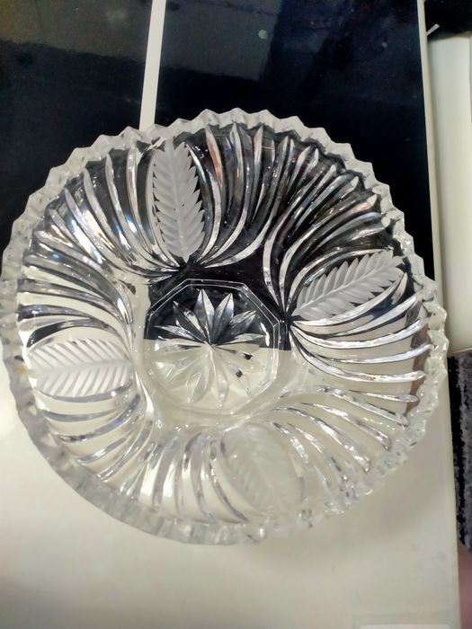 Продам салатницу хрустальную .
