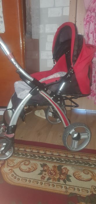 Продам коляску в хорошем состоянии в подарок ходунки