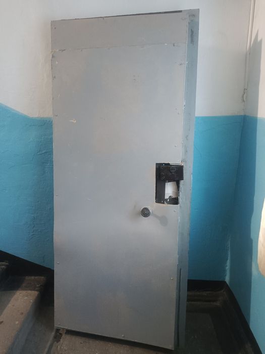 Продам дверь железную б/у