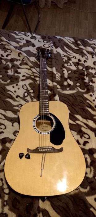 Vând chitară  fender, nu trimit în țară