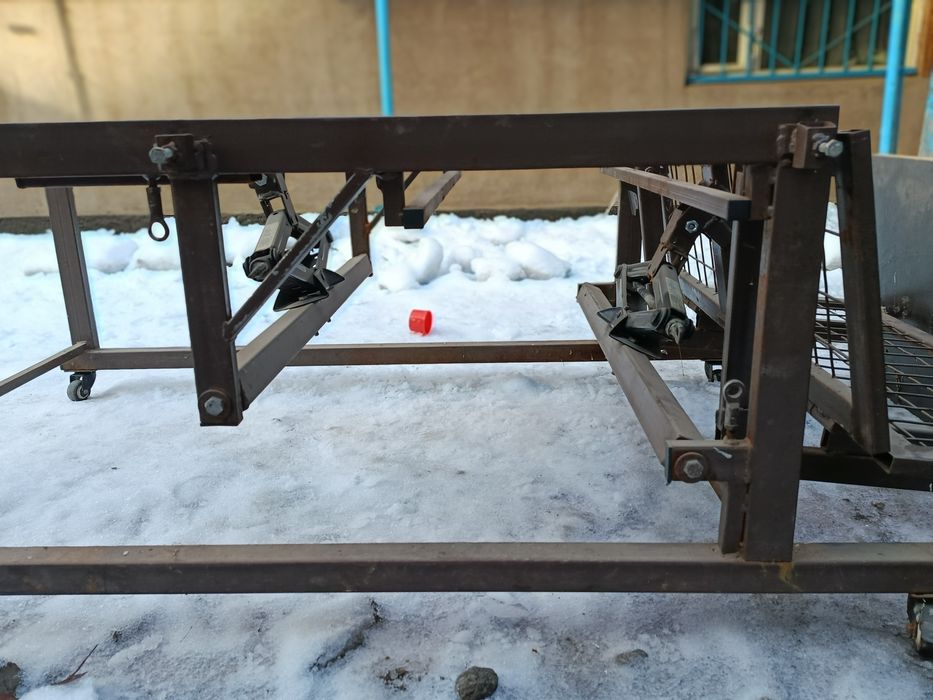 Кроват для лежачих, железная, ноги отпускаються, спинка отускаеться