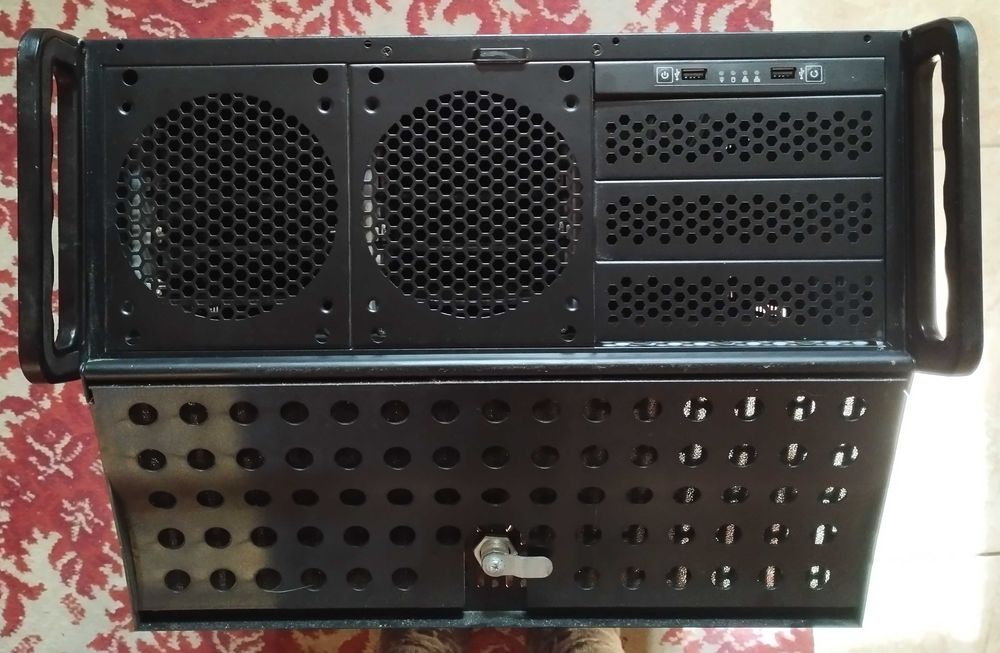 Серверный корпус Delux