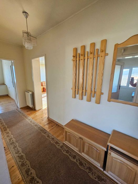 3-етажна къща с басейн и голям двор в квартал Каменица