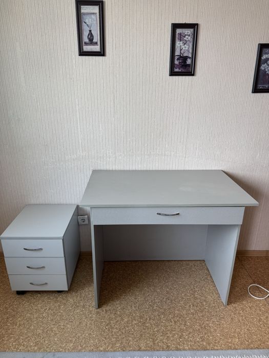 Комплект из стола и тумбочки