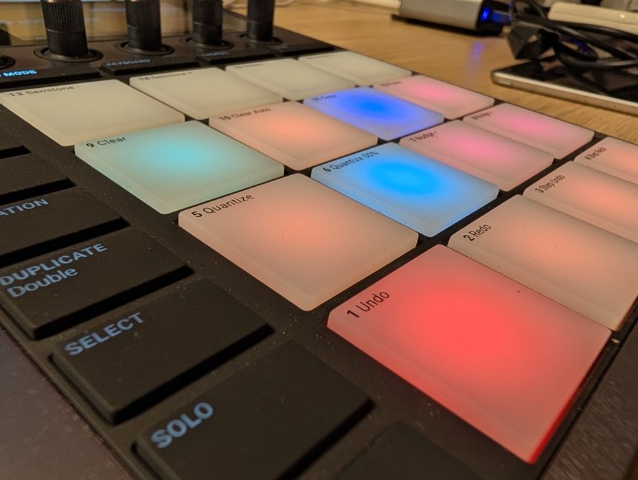 Native Instruments Maschine Plus + Decksaver +най-бързата съвместима 128GB карта, гаранция до 2028 + подарък