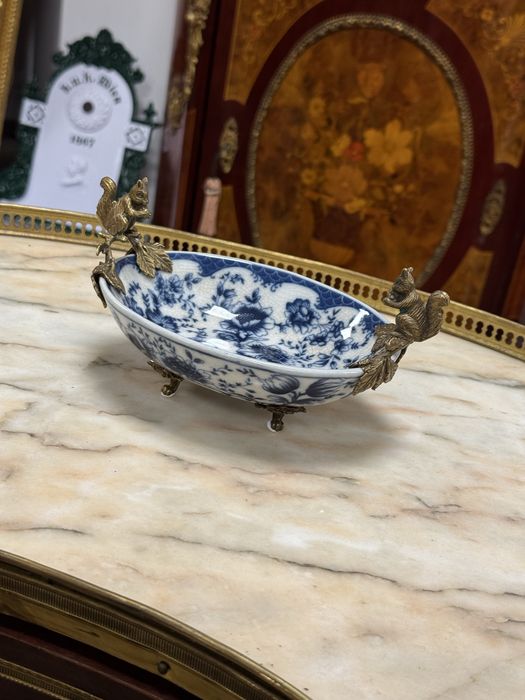 Bomboniera din portelan si elemente bronz