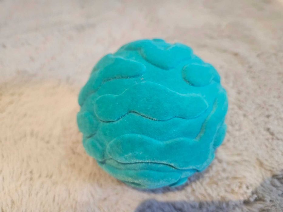 Продавам играчки:плюшен еднорог, топка, въже и попит.