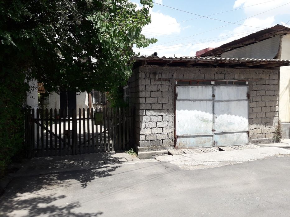 Продаётся участок 2.5 сотки с домом.