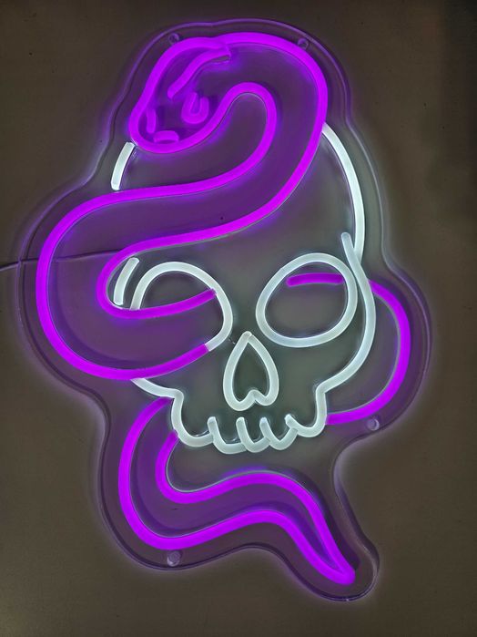 Semn luminos Craniu cu sarpe Alb/Mov LED USB