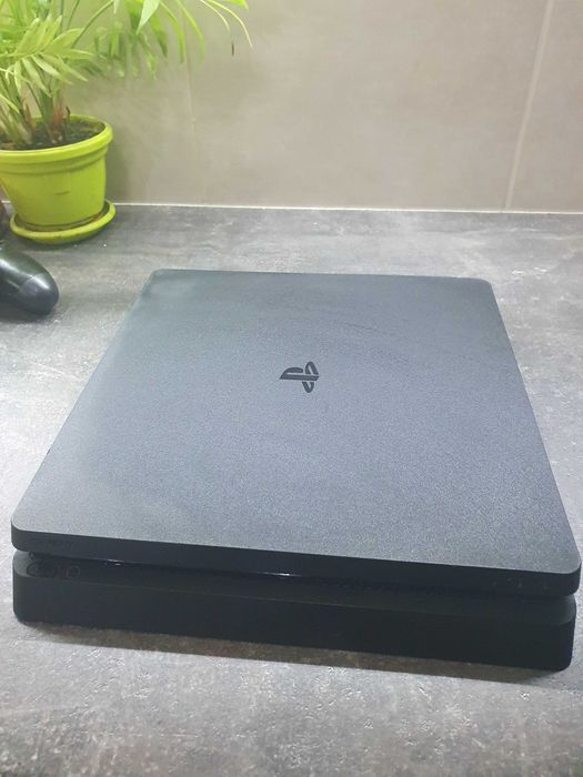 Плейстейшън 4 слим