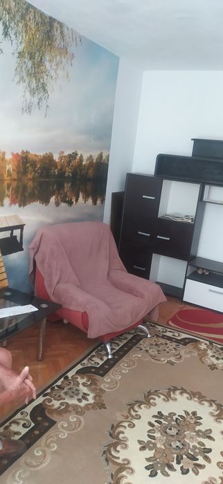 Închiriez apartament 3 camere in Carpați 1