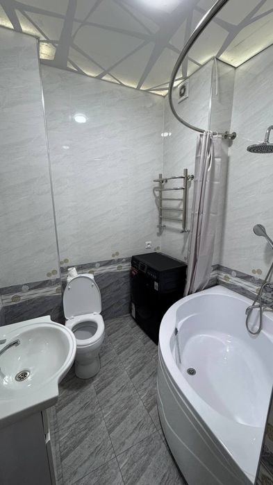 Самарканд шахар вакзал худудида жойлашган янги курилган уйнинг иккинчи