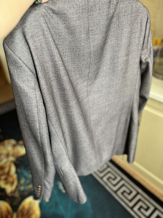 Пиджак коричневый.