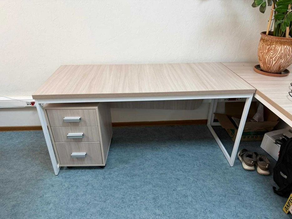 Стол письменный  с тумбой