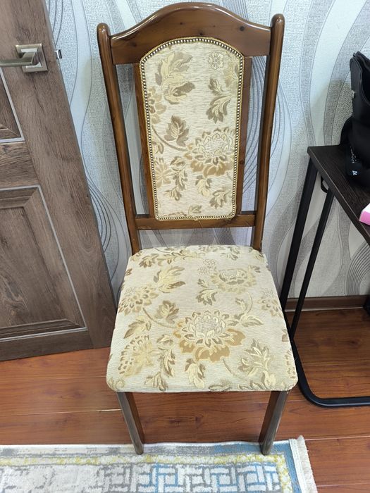 Стулья , дерево продам 4 штуки