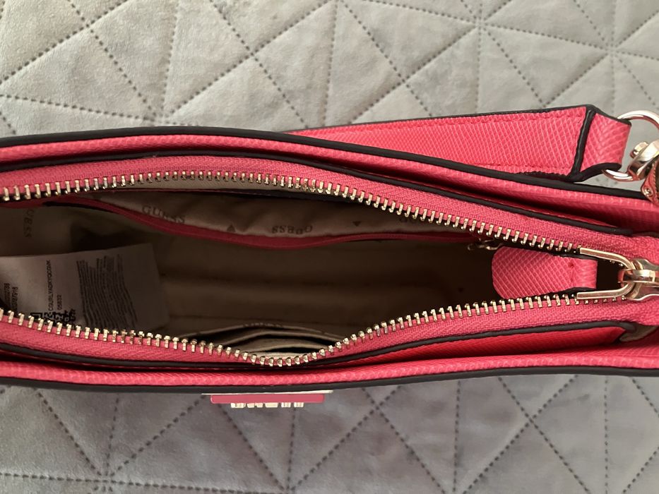 Продавам стилна дамска чанта Guess