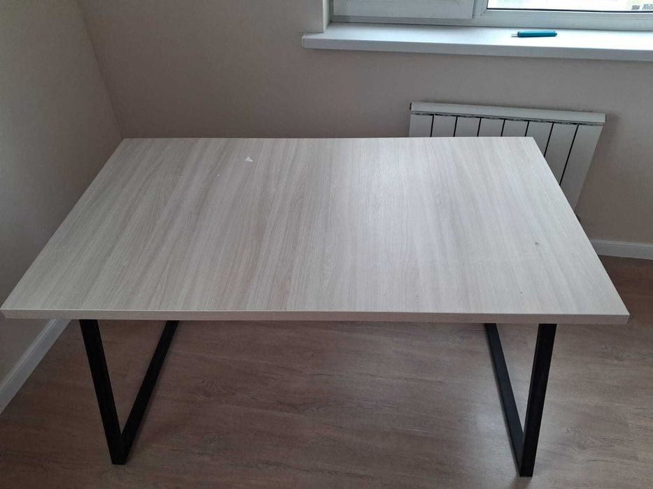 Стол          недорого.