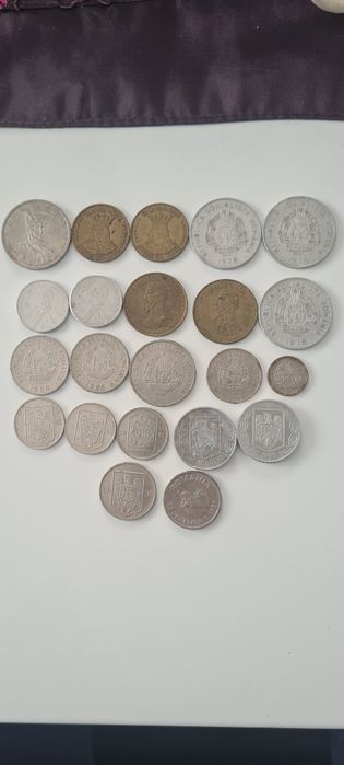 Vând diferite monede de colecție.