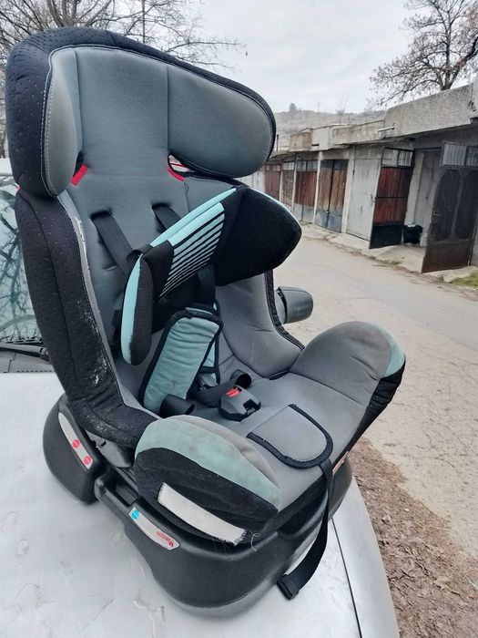 Продавам детски столчета за кола.