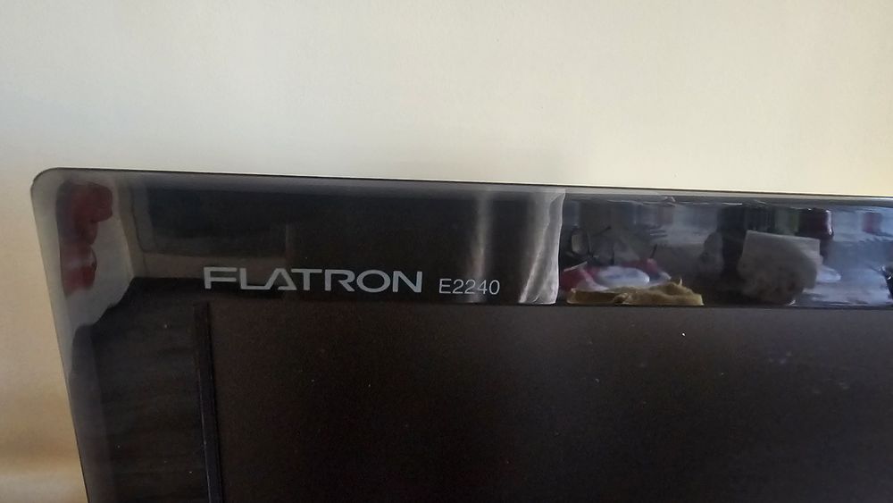 Монитор LG екран 55см 22 инча