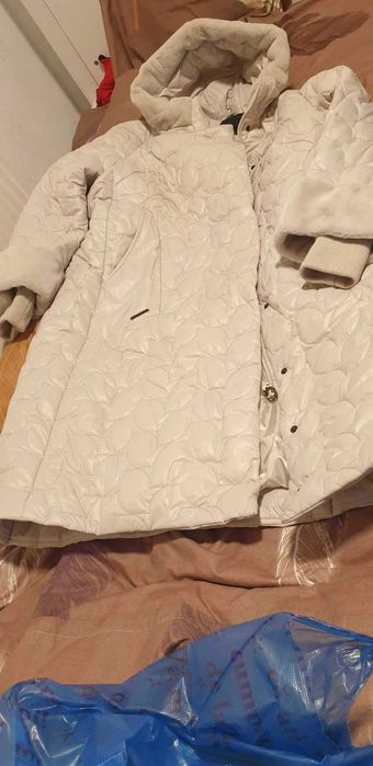 Vând haină lungă din fâș de culoare crem, nouă