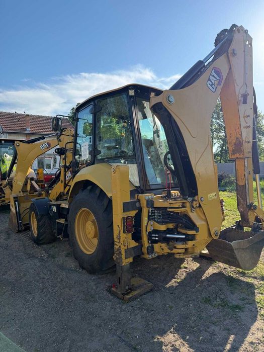 Vând buldoexcavator Caterpillar 428, achiziționat nou prin Bergerat Monnoyeur (dealer oficial CAT România) în 2021, 5400 ore