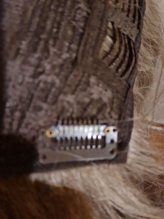 Полупарик с длинной чёлкой.