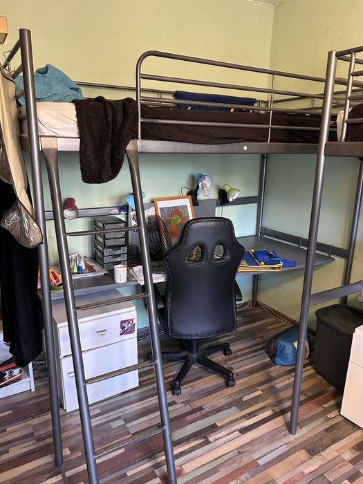 Продавам легло с матрак и с бюро