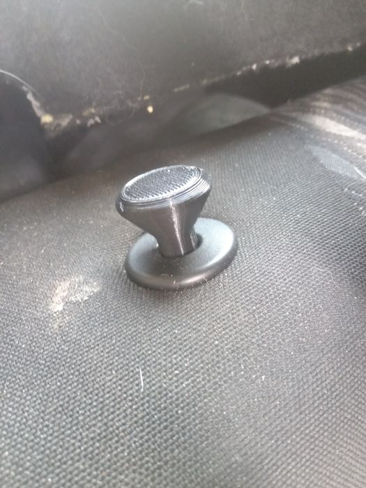 Бутон за сваляне на задни седалки на Toyota Yaris gen 3 - дизайнерски