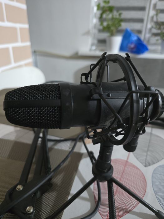Продам микрофон со стойкой