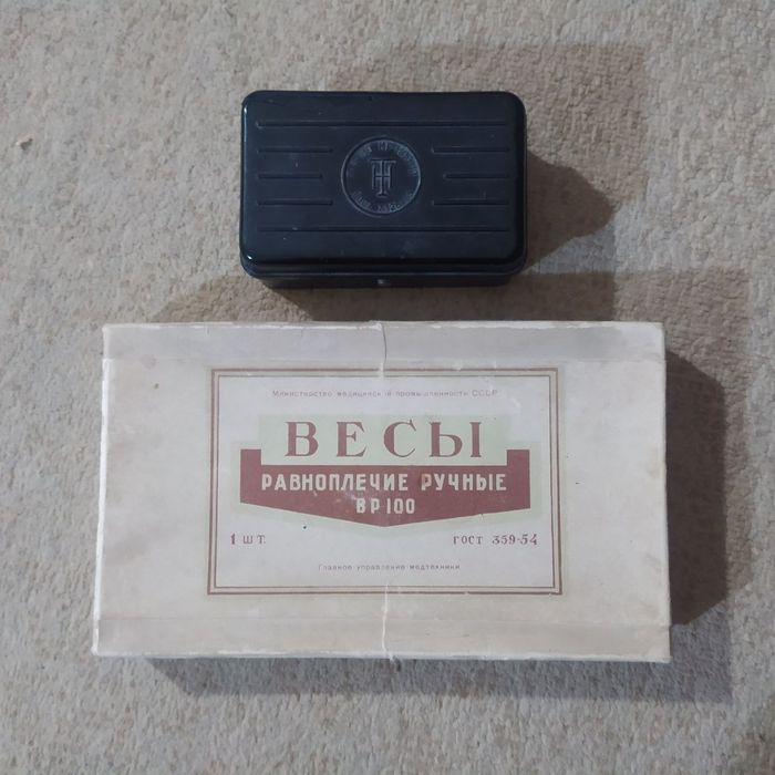 весы равноплечие ручные + разновесы ( гирьки )