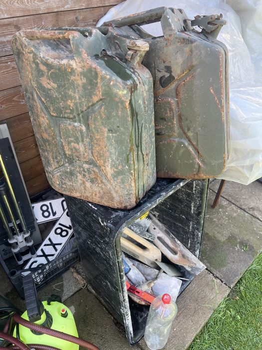 Vand doua canistre metaluce