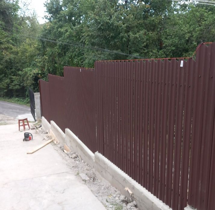 Construim garduri și porți la comanda clientului