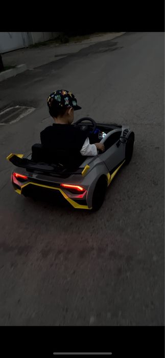 Продам детскую машинку электромобиль