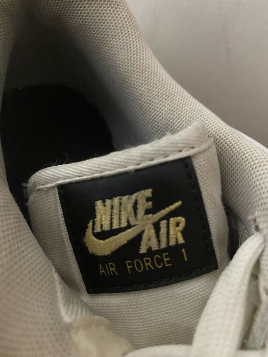 Nike Air Force 1 alb/negru cu detalii aurii – mărimea 40 – stare foarte bună
