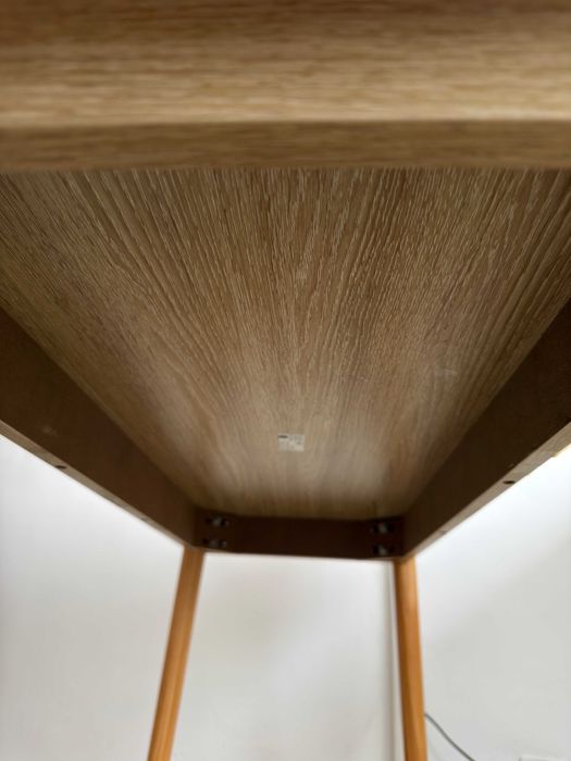 Vând birou minimalist Thinia Home, design modern scandinav, culoare stejar natur, în stare foarte bună.