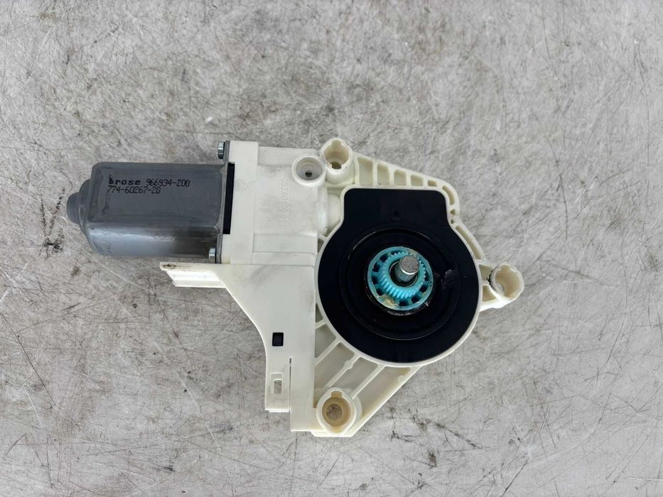 Motor de la macara geam dreapta fata Audi A5 an 2012