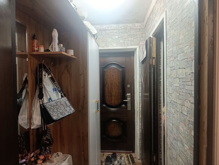 Срочно продается 3 комнатная квартира. Радуга. Этаж 4.