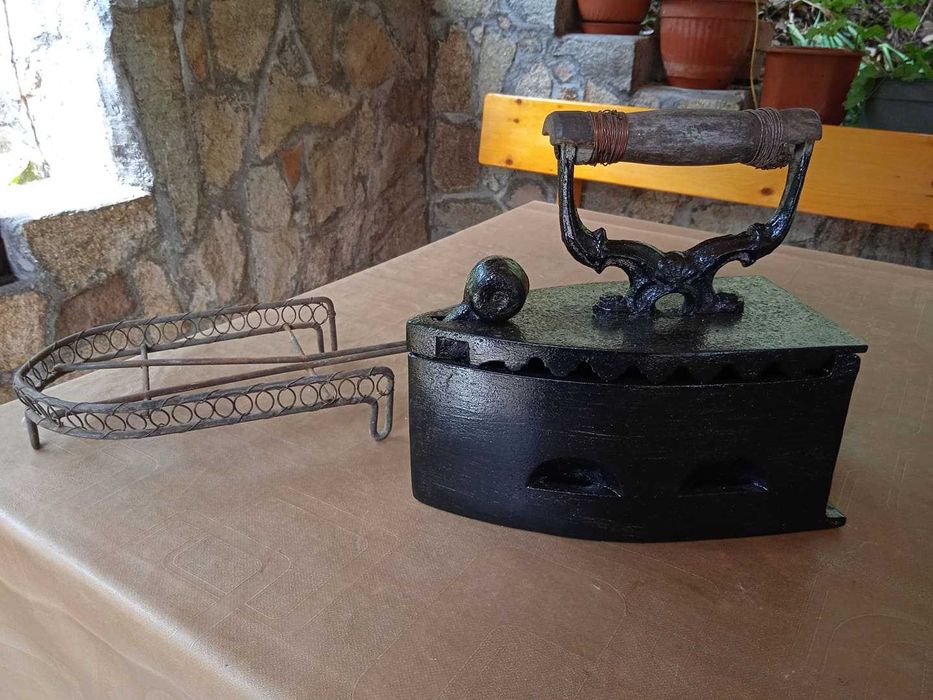 Стара ютия на въглища