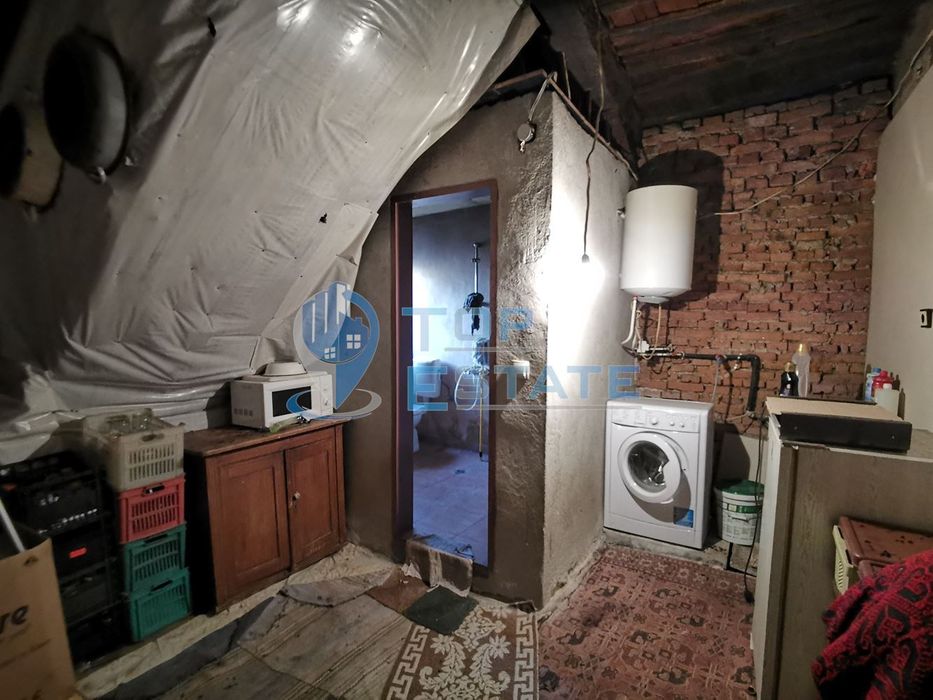 Двуетажна къща с шест стаи и вътрешна баня с тоалетна в село Беброво