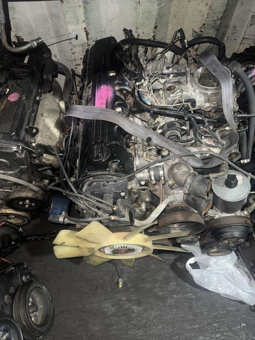 Мерседес-Е-300 двигатель 103 обем-3