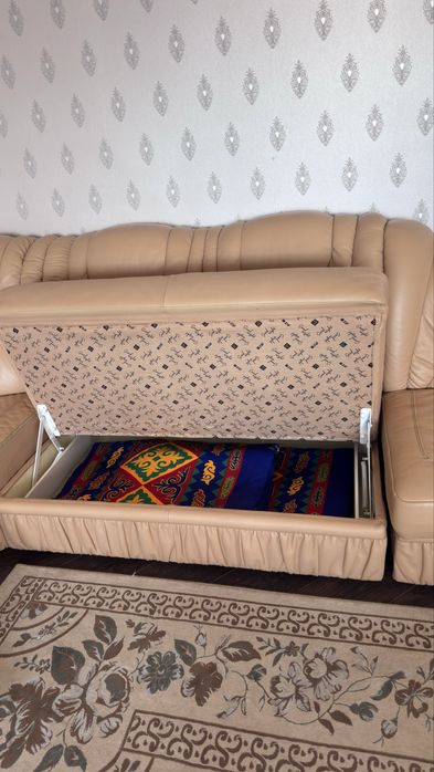 Продам угловой диван и кресло