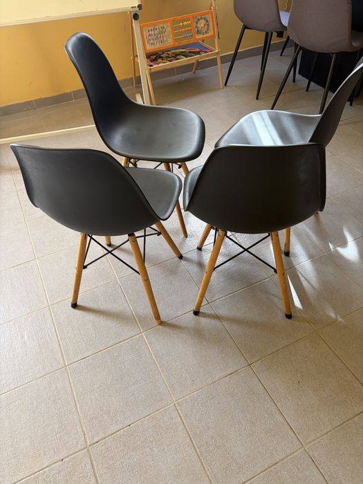 Sacun negru plsstic+lemn in stare buna