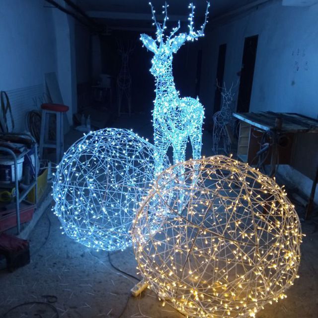 Новогоднее оформление фасадов зданий магазинов домов офисов