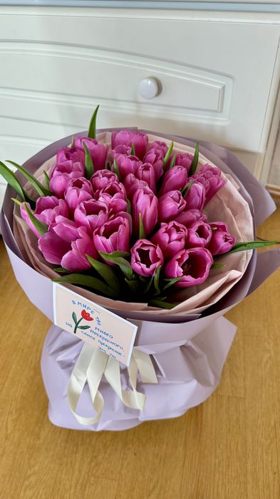 Красивый букет фиолетовых тюльпанов
