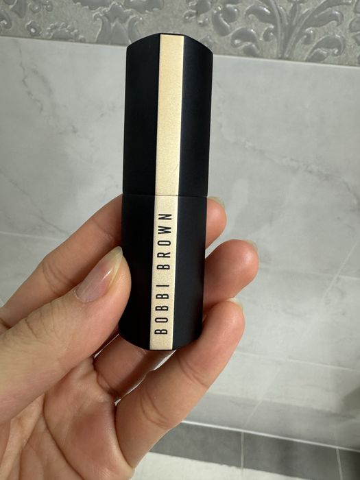 Помада Bobbi Brown