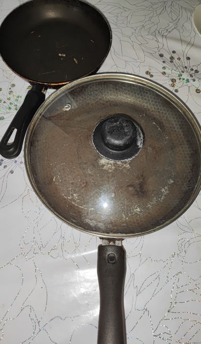 Сковородки 2 штуки б/у