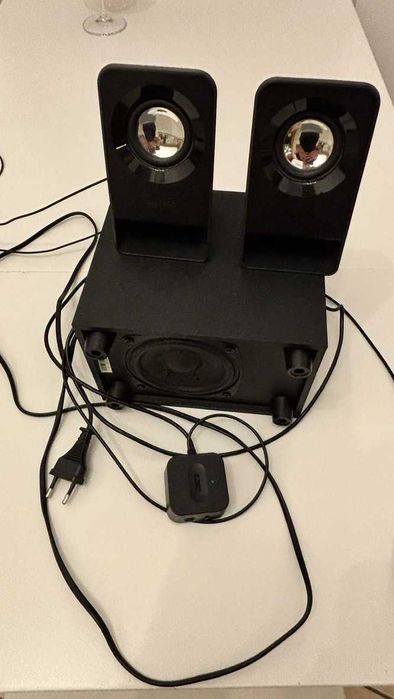 Boxe PC Logitech Z213 perfect funcțional, mic defect estetic