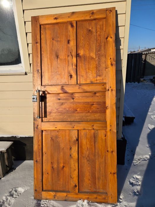 Продам деревяную дверь